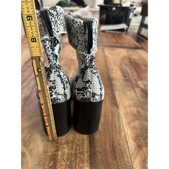 Steve Madden Women's Snake Print Textile Trent Knit Ankle Bootie Shoes Size 9M - Picture 5 of 12